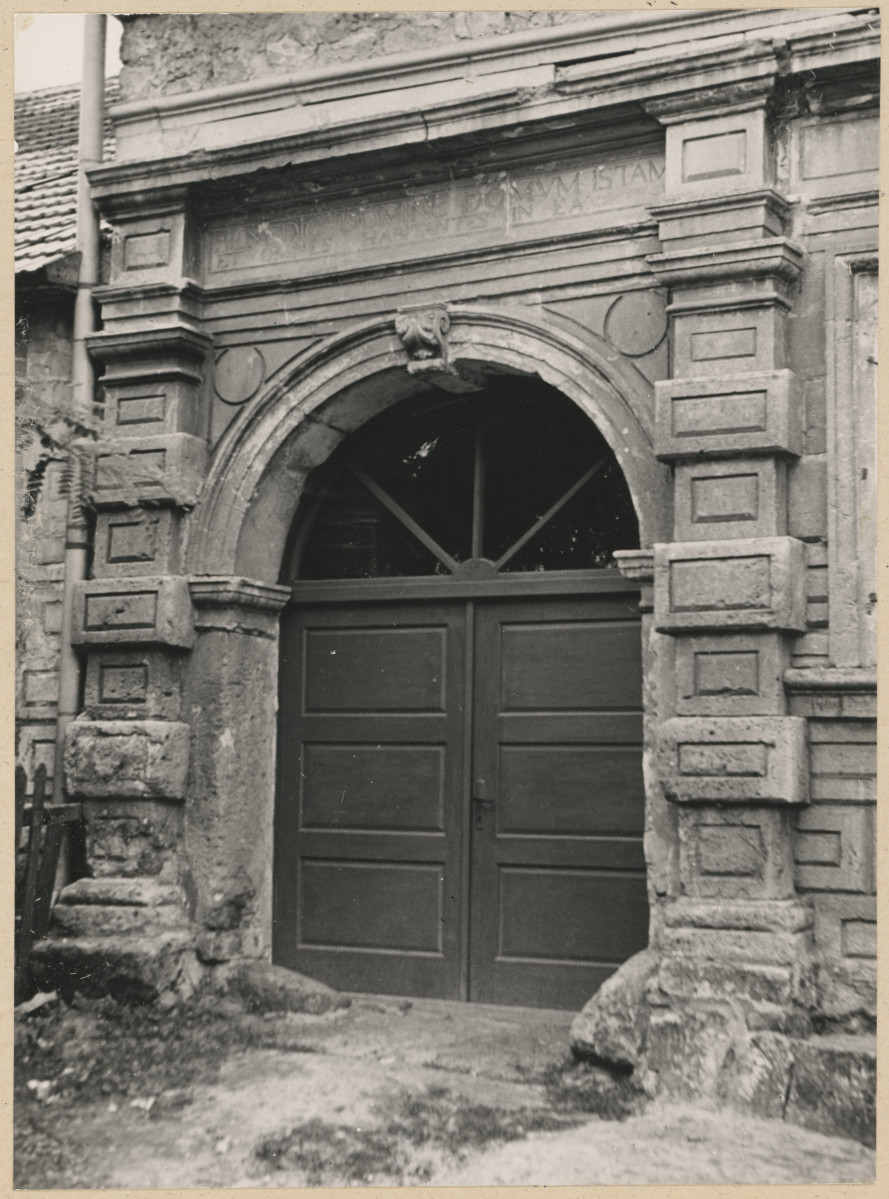 Budynek d. drukarni ariańskiej - portal, skan 1