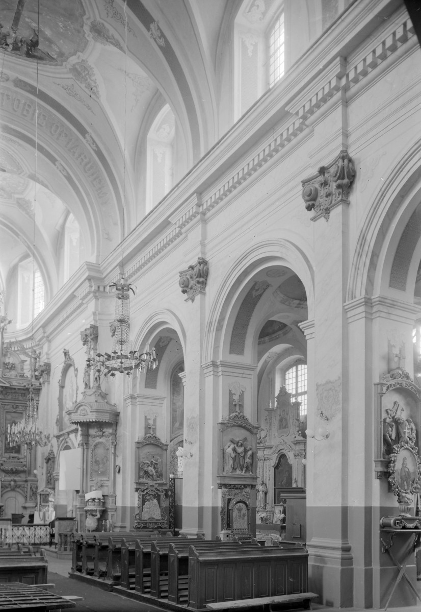  Kościół Przemienienia Pańskiego - wnętrze: nawa główna z widocznym sklepieniem kolebkowym oraz nawa boczna ze stacjami drogi krzyżowej na filarach. Nieco dalej widoczna ambona., skan 1