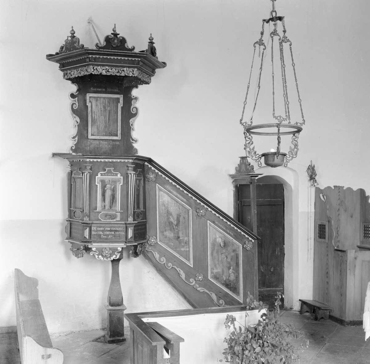 kościół filialny pw. św. Barbary - wnętrze: ambona, skan 1