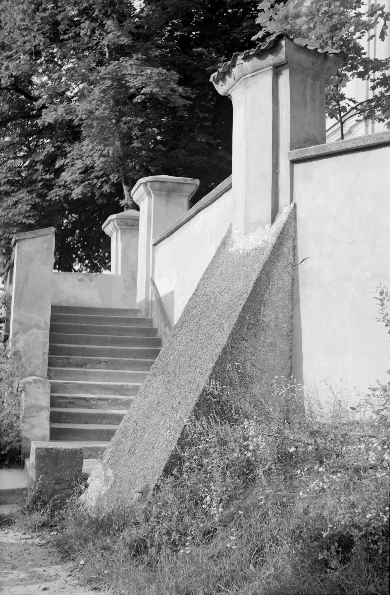 kościół pw. św. Jana Chrzciciela - schody oraz fragment muru oporowego, skan 1
