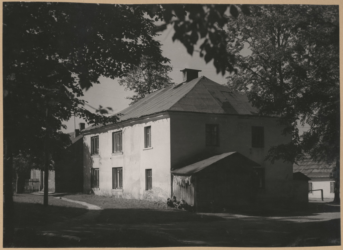 Zespół dworski - budynek d. oranżerii, widok ogólny od strony płd. - wsch. 

 , skan 1