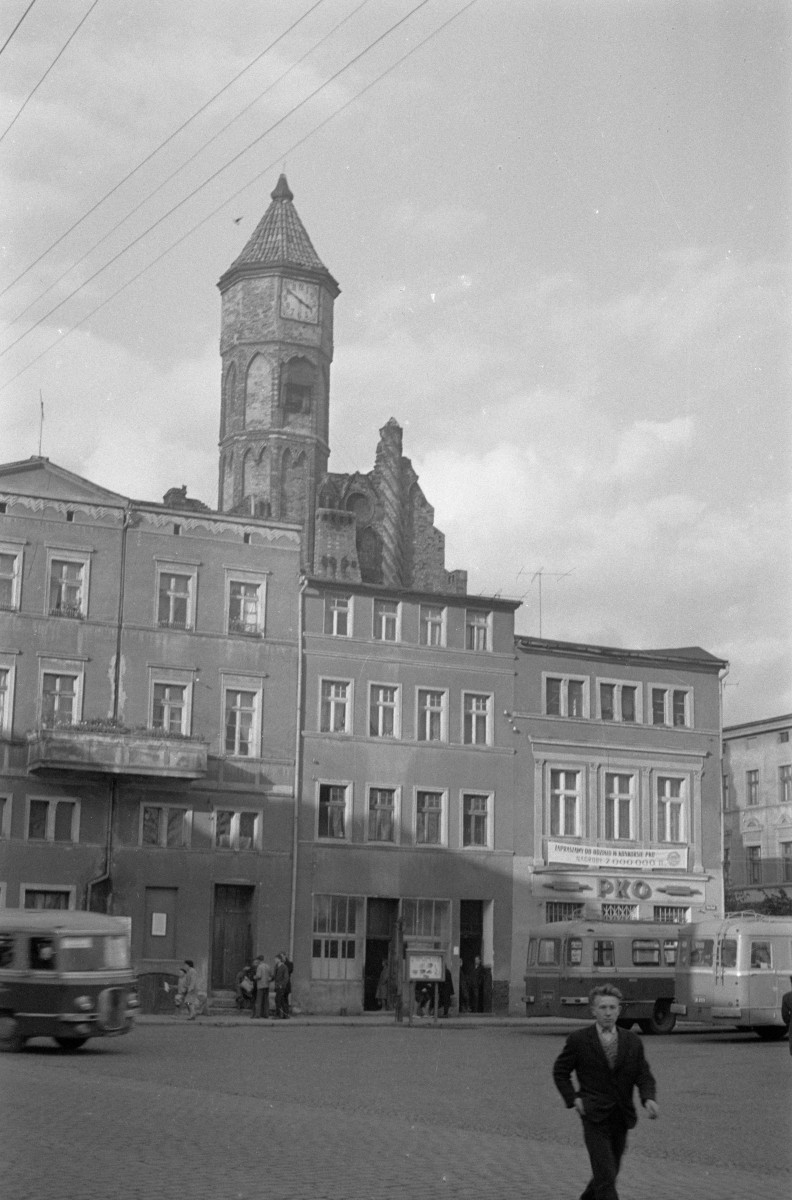rynek - fragment zabudowy, wieża ratuszowa, skan 1