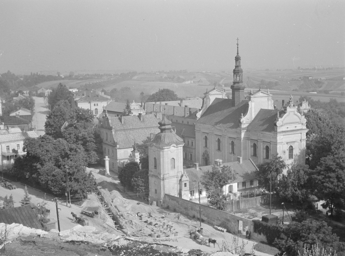 panorama miasta z baszty bramy opatowskiej z widocznym kościołem pw. św. Michała Archanioła w planie ogólnym, skan 1