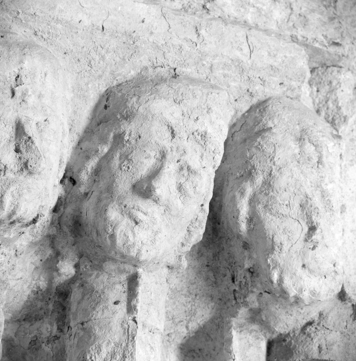 Katedra pw. Wniebowzięcia Najświętszej Marii Panny i św. Wojciecha - elewacja południowa portal, fragment ościeża prawego, skan 1