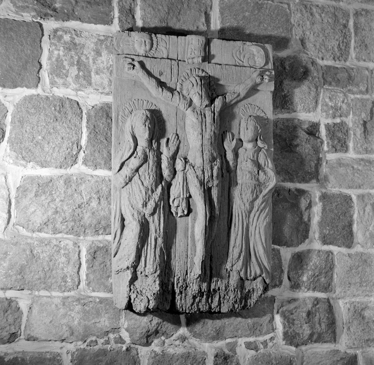 kościół pw. św. Prokopa - wnętrze: płaskorzeźba drewniana "Ukrzyżowanie", skan 1