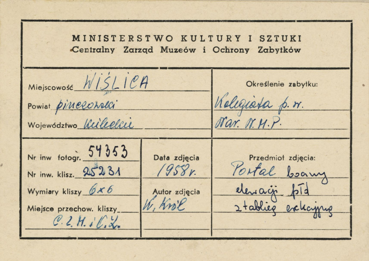 Kolegiata  -  widok na portal w elewacji płd. wraz z płytą erekcyjną   - metryczka, skan 1