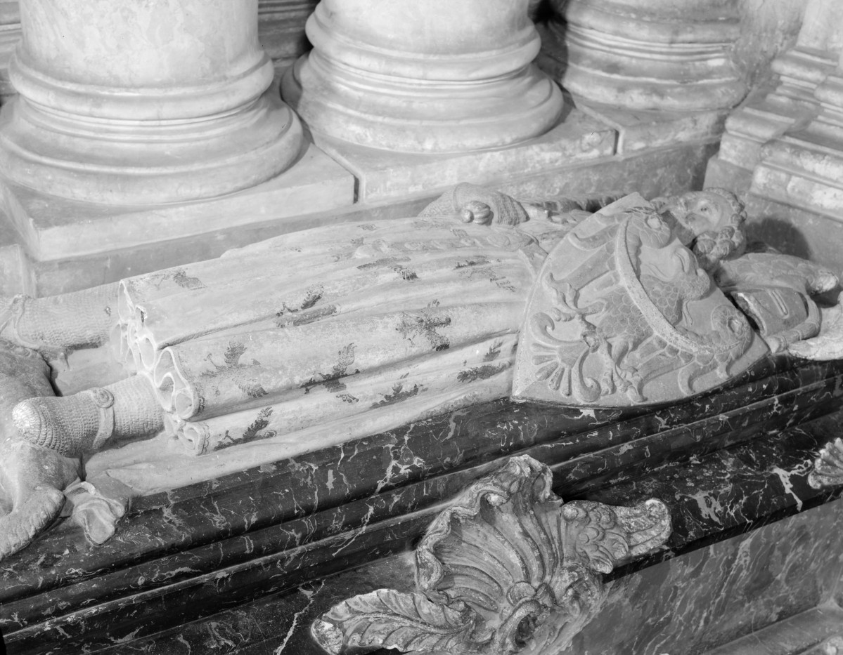 mauzoleum Piastów Świdnickich - wnętrze: sarkofag, skan 1