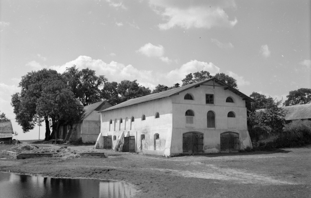 dwór - budynek gospodarczy - spichlerz, skan 1