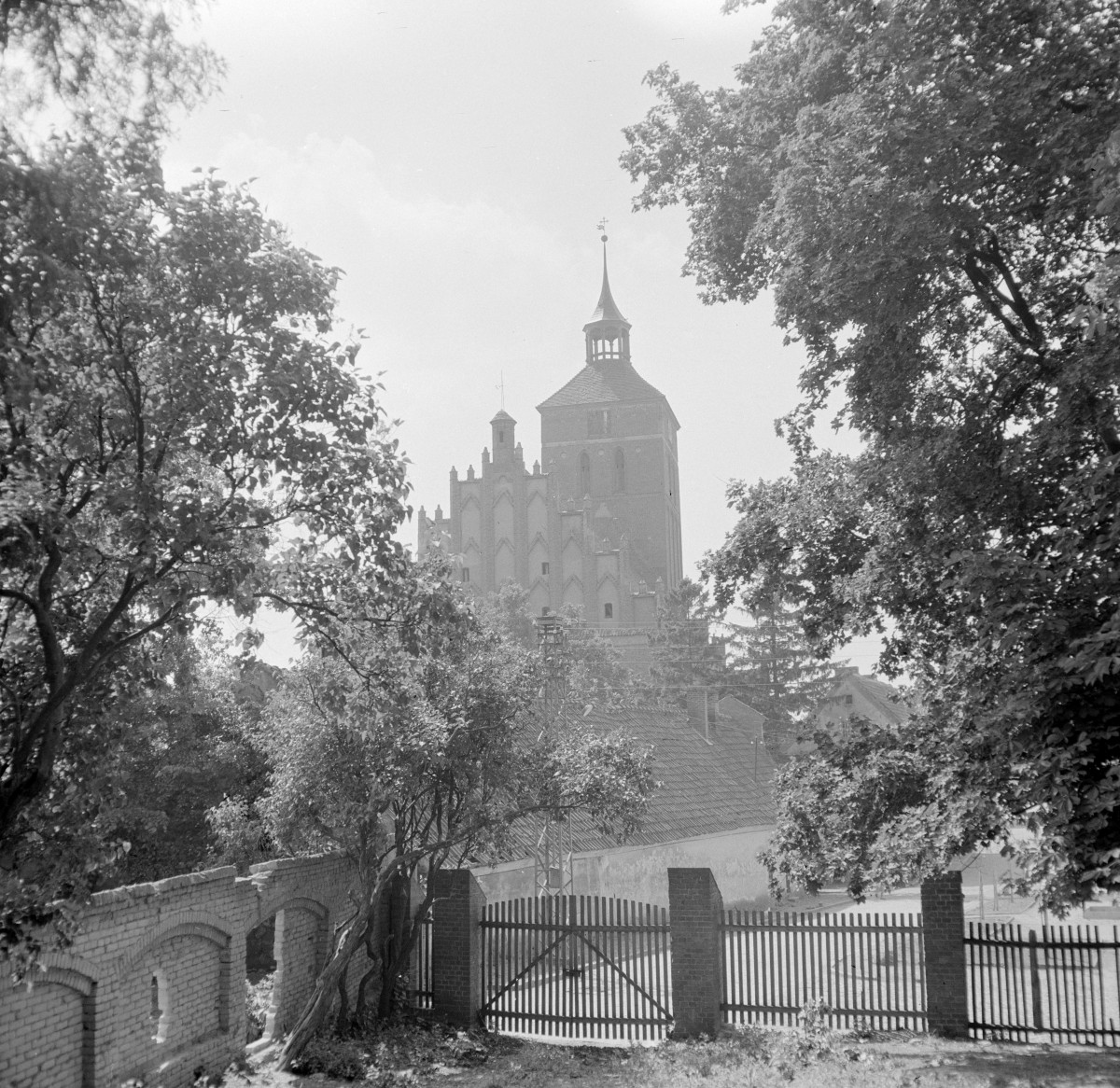 kościół pw. Świętych Apostołów Piotra i Pawła - elewacja wschodnia, skan 1