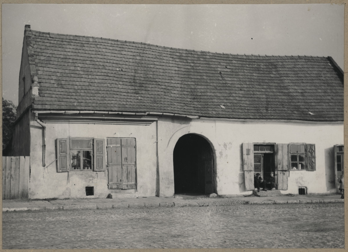 Miasto - wschodnia pierzeja rynku - widok domu

, skan 1