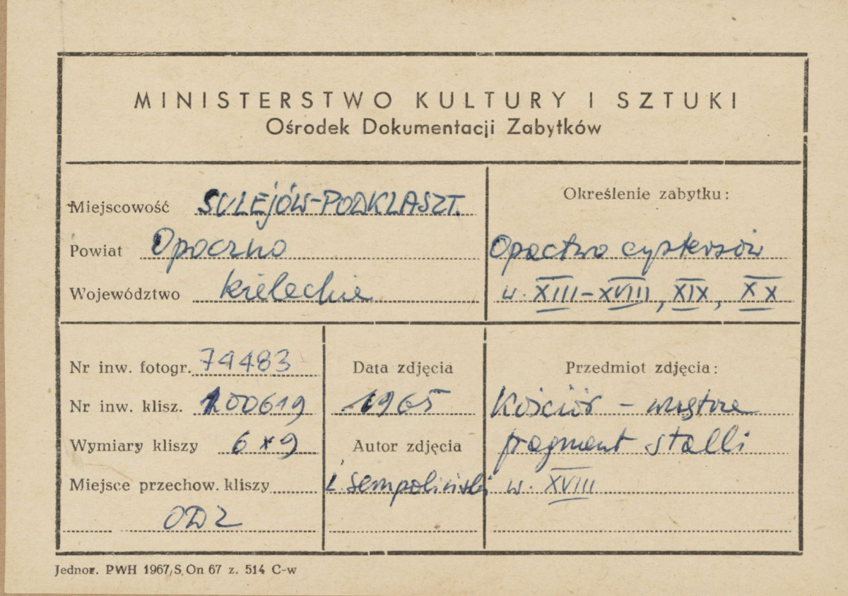 Zespół opactwa cystersów - wnętrze kościoła, fragment nawy głównej, widok na stalle - metryczka, skan 1