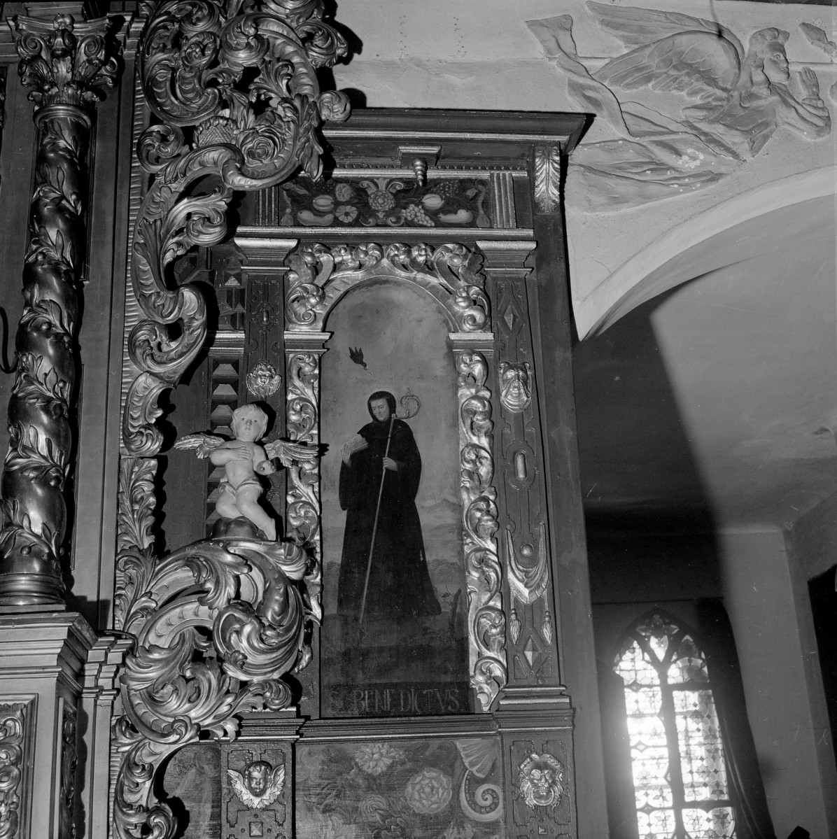 Kościół św. Jan Chrzciciela i św. Jana Ewangelisty - wnętrz: manierystyczne stalle, obraz św. Benedykta., skan 1