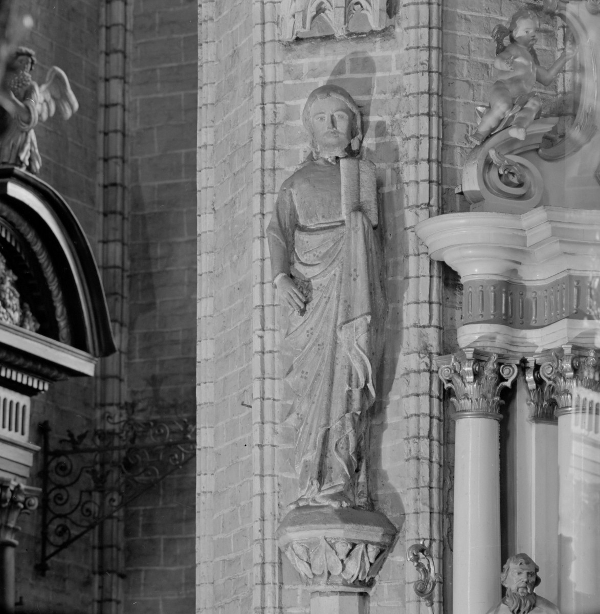 kościół pw. Wniebowzięcia Najświętszej Maryi Panny - wnętrze - rzeźba apostoła z 1325 r., skan 1