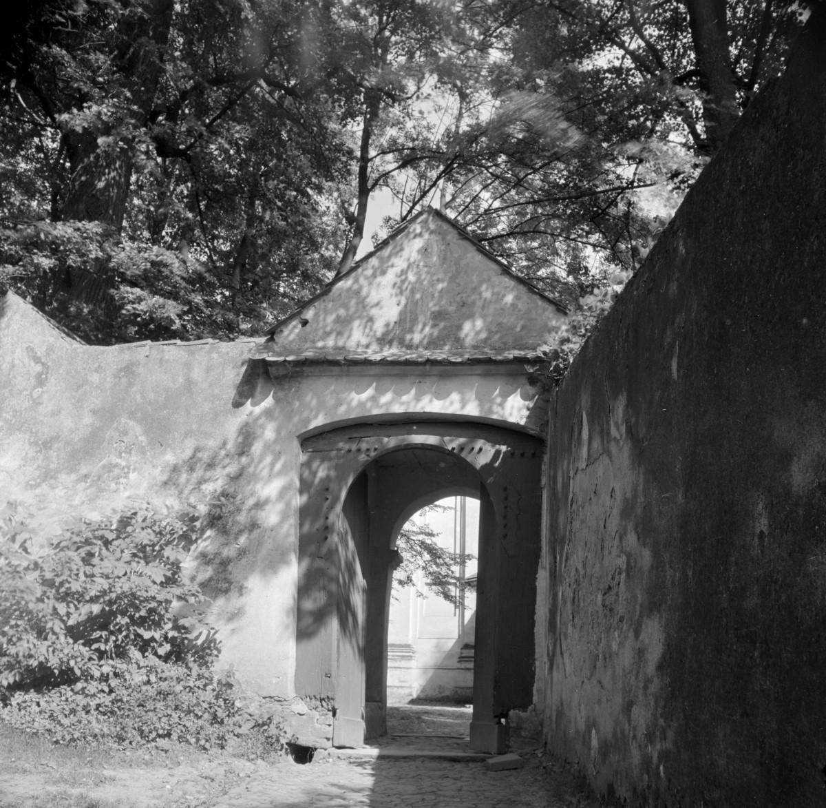 kościół św. Anny - ogrodzenie, brama od strony zach., skan 1