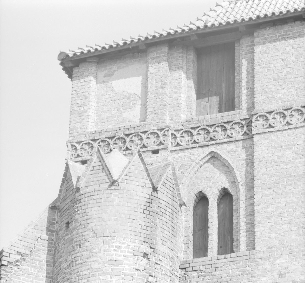 Kościół Wniebowzięcia Najświętszej Maryi Panny - fragment elewacji szczytu wieży. Fryz i biforium., skan 1