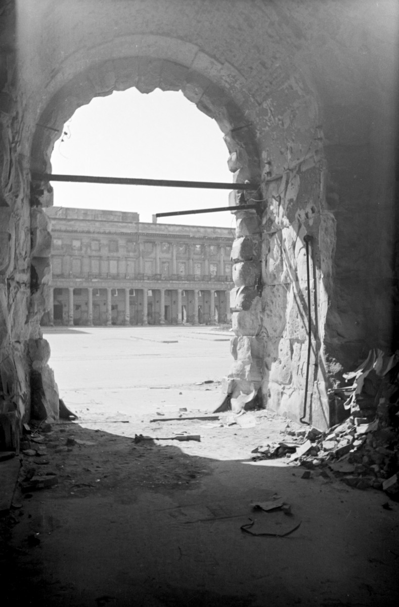 Ratusz dawny pałac Jabłonowskich - fragment ruin. Brama z widokiem na dziedziniec. W głębi fragment frontu Teatru Wielkiego., skan 1