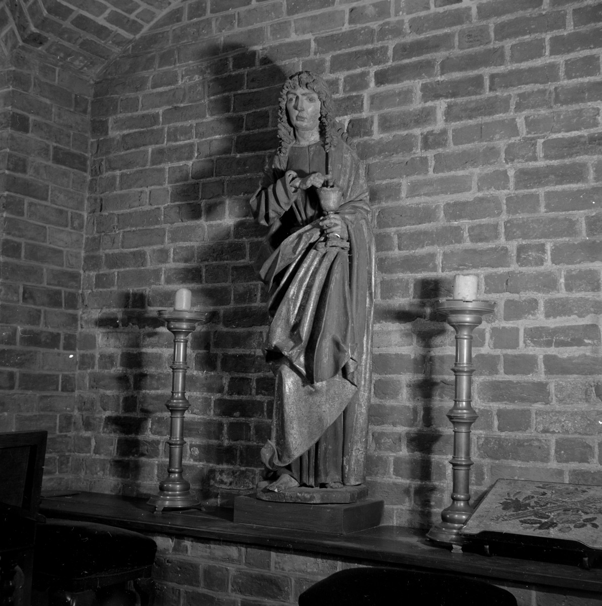 bazylika katedralna św. Jana Chrzciciela i św. Jana - prezbiterium, rzeźba, skan 1
