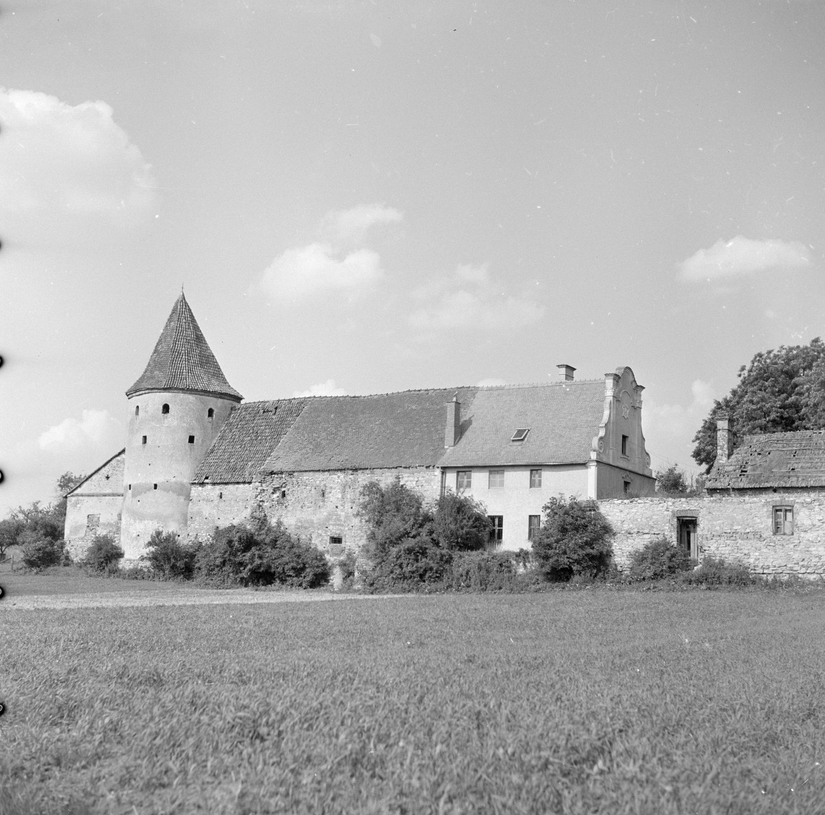 zespół klasztorny Cystersów - wieża tzw. muretańska, plebania, owczarnia, stodoła, skan 1
