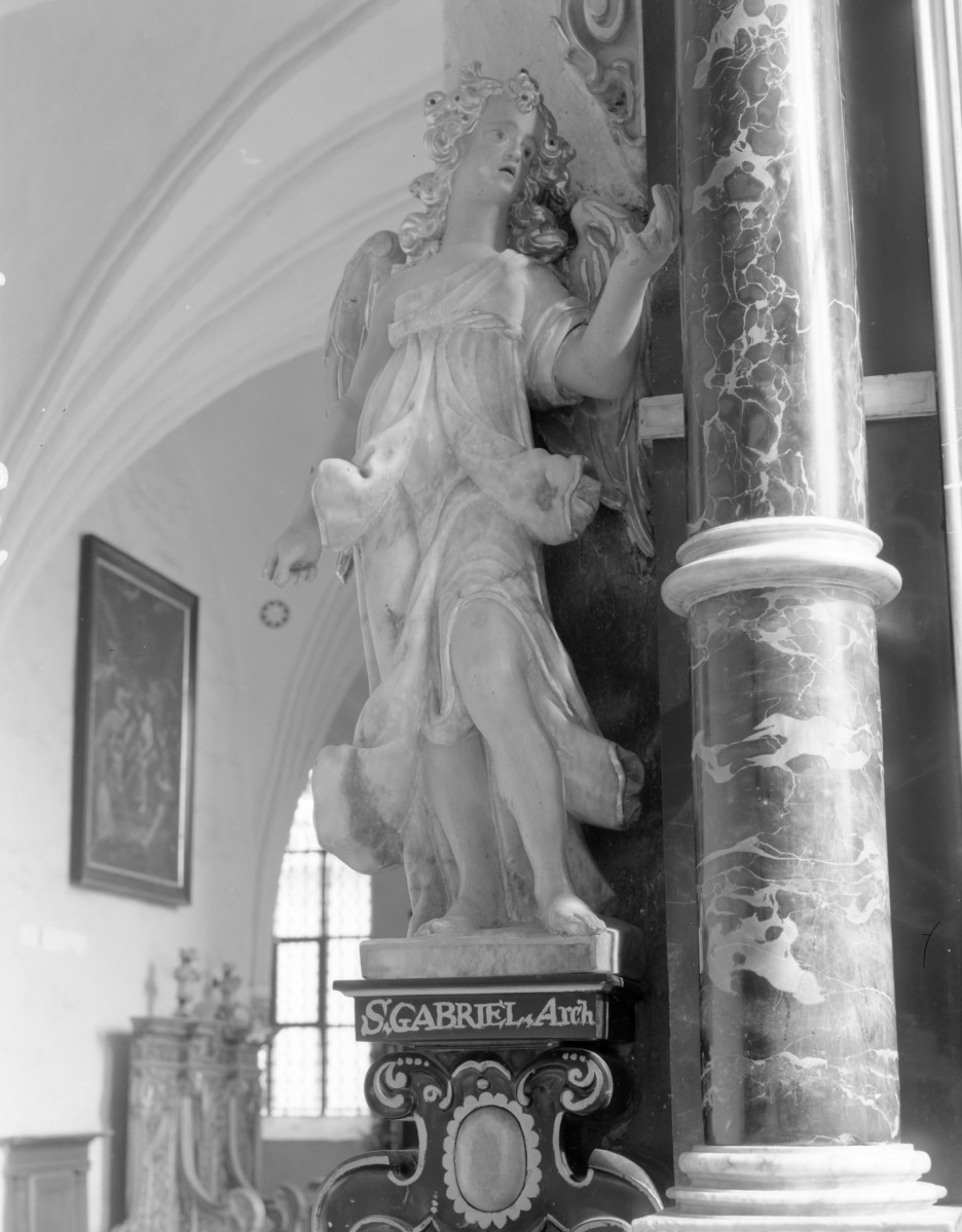 kościół M.B. Królowej - ołtarz boczny, obraz "Zmartwychwstanie", figura boczna, skan 1