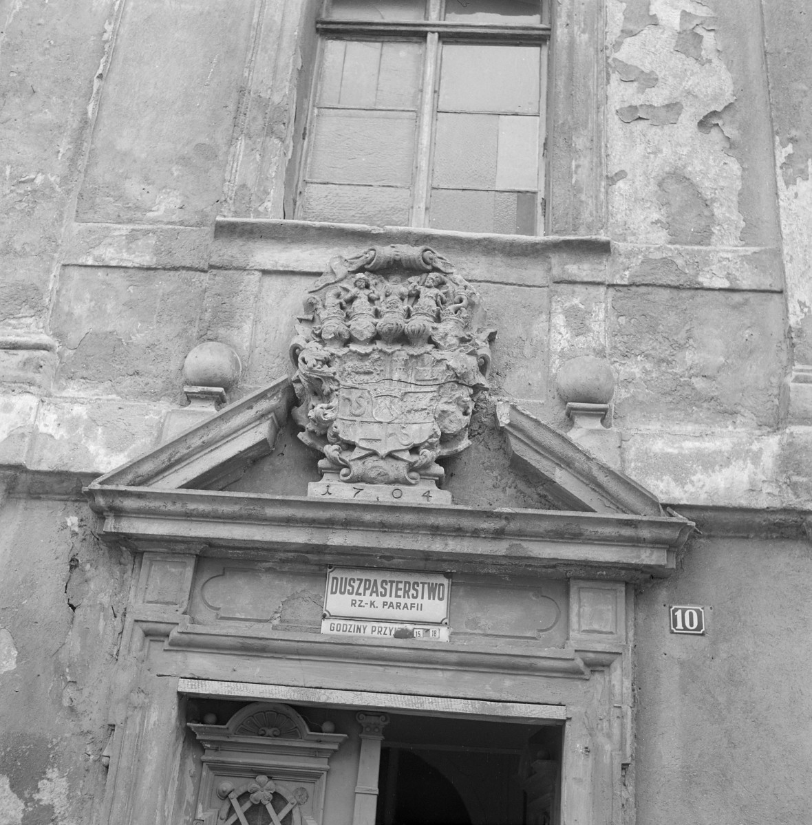 Bazylika kolegiacka św. apostołów Piotra i Pawła - elewacja: portal i jego zwieńczenie, skan 1