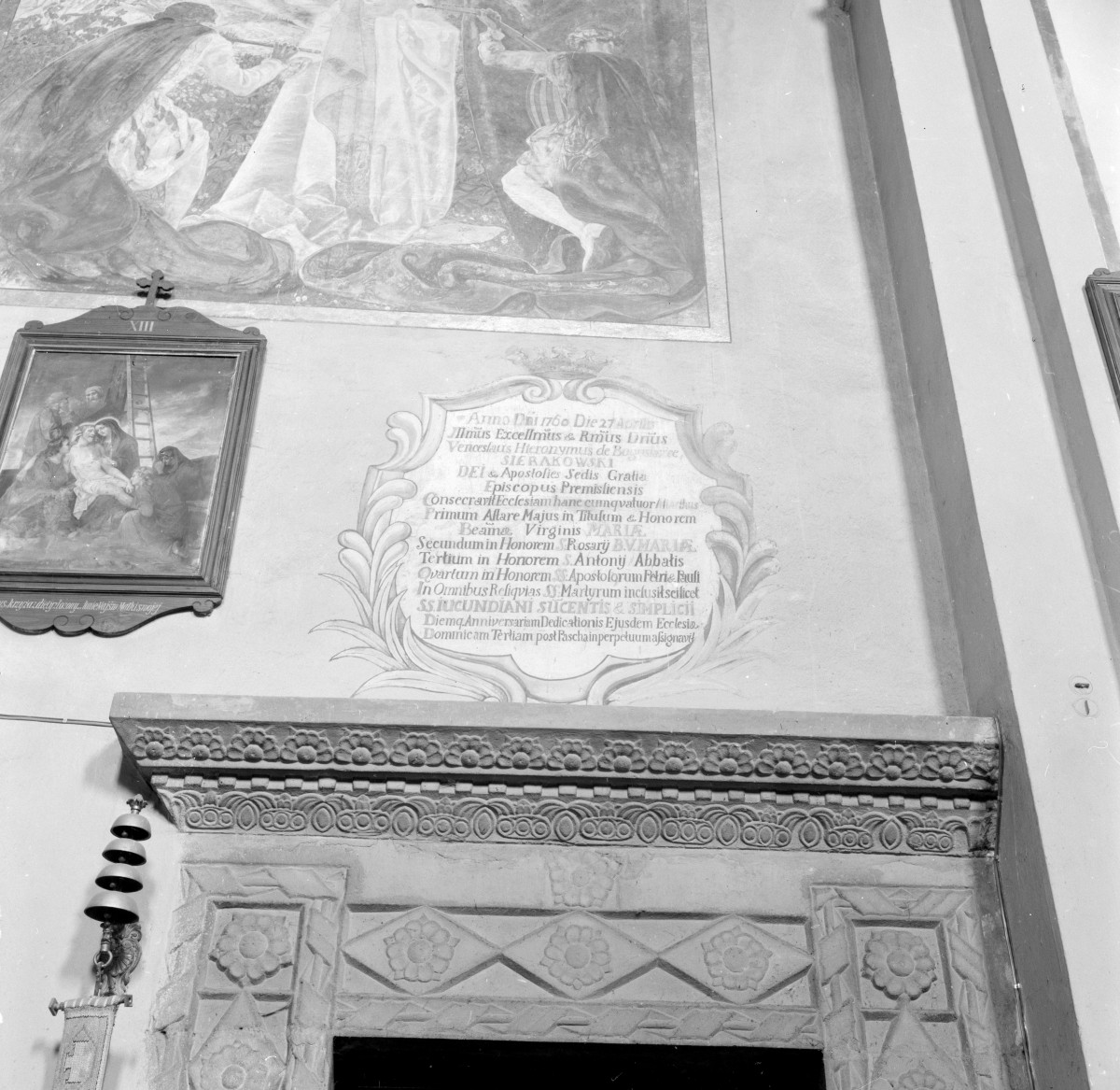 kościół N.M.P - wnętrze, portal do zakrystii, nadproże, skan 1