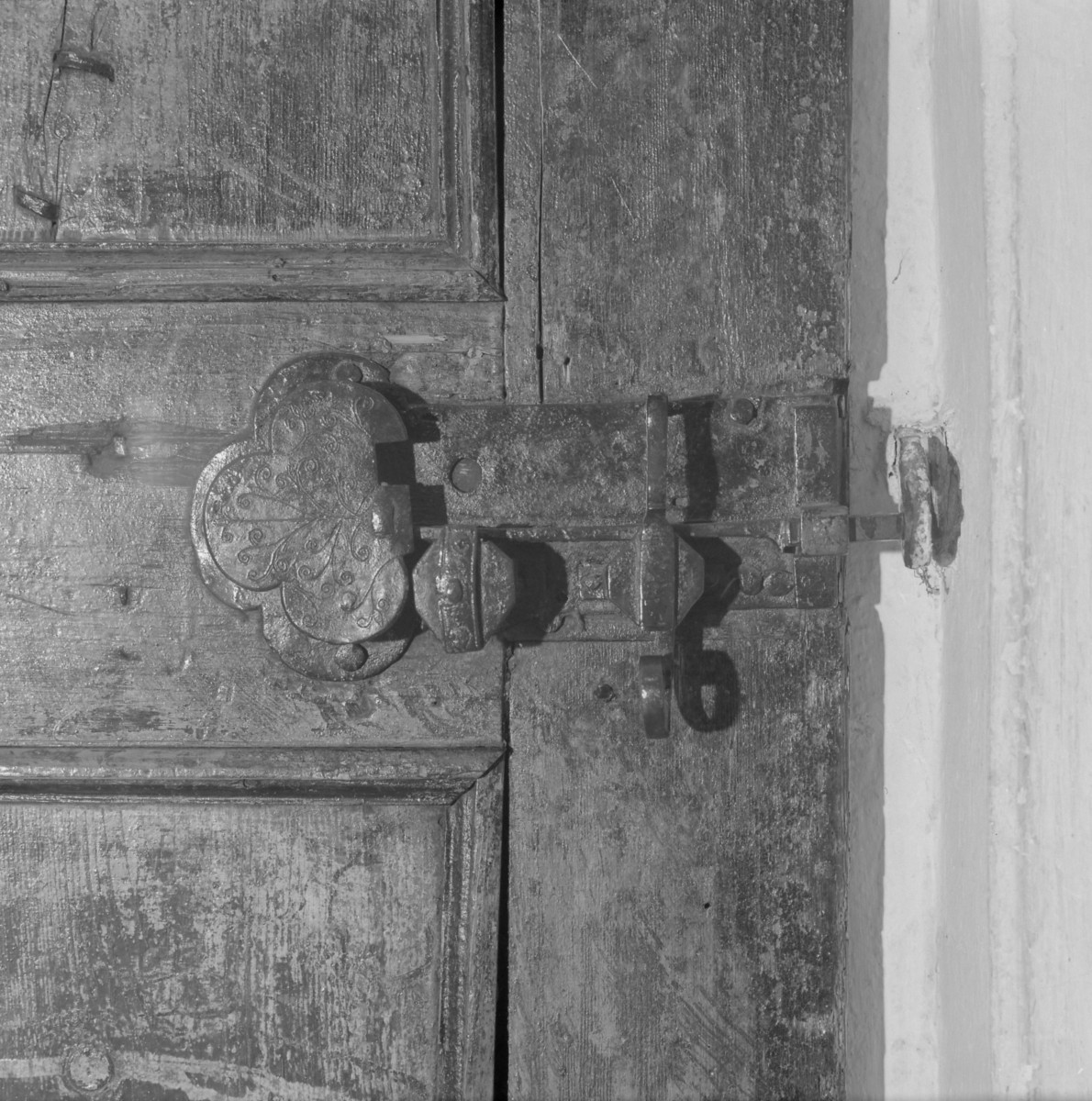 klasztor ss. Mniszek Benedyktynek - wnętrze - refektarz letni - zamek w dzwiach, skan 1