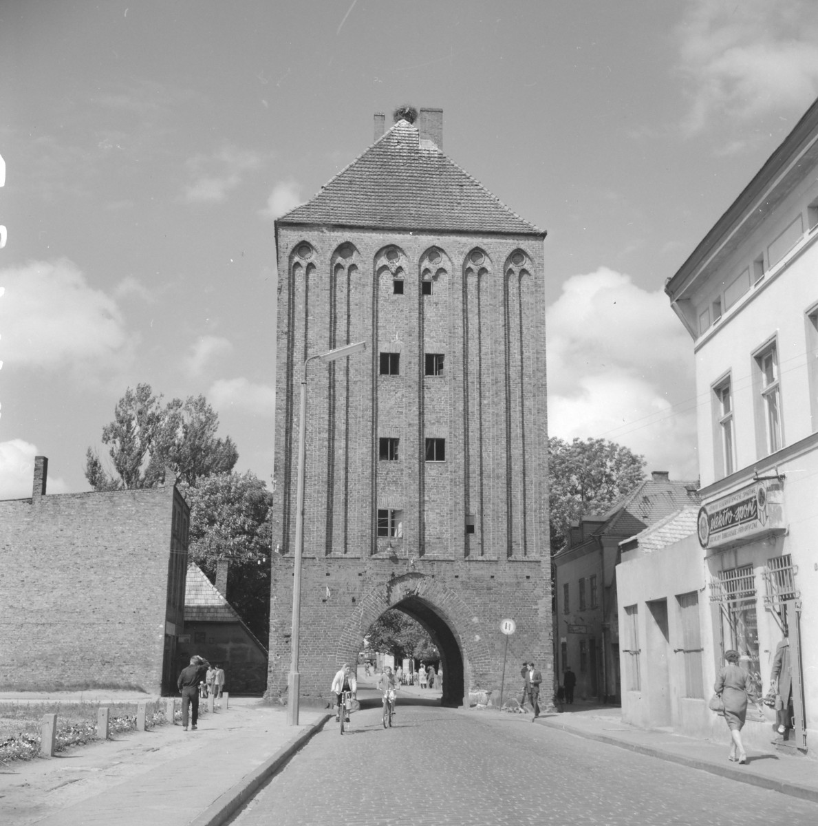 mury miejskie - Brama Słupska - elewacja frontowa od strony miasta, skan 1