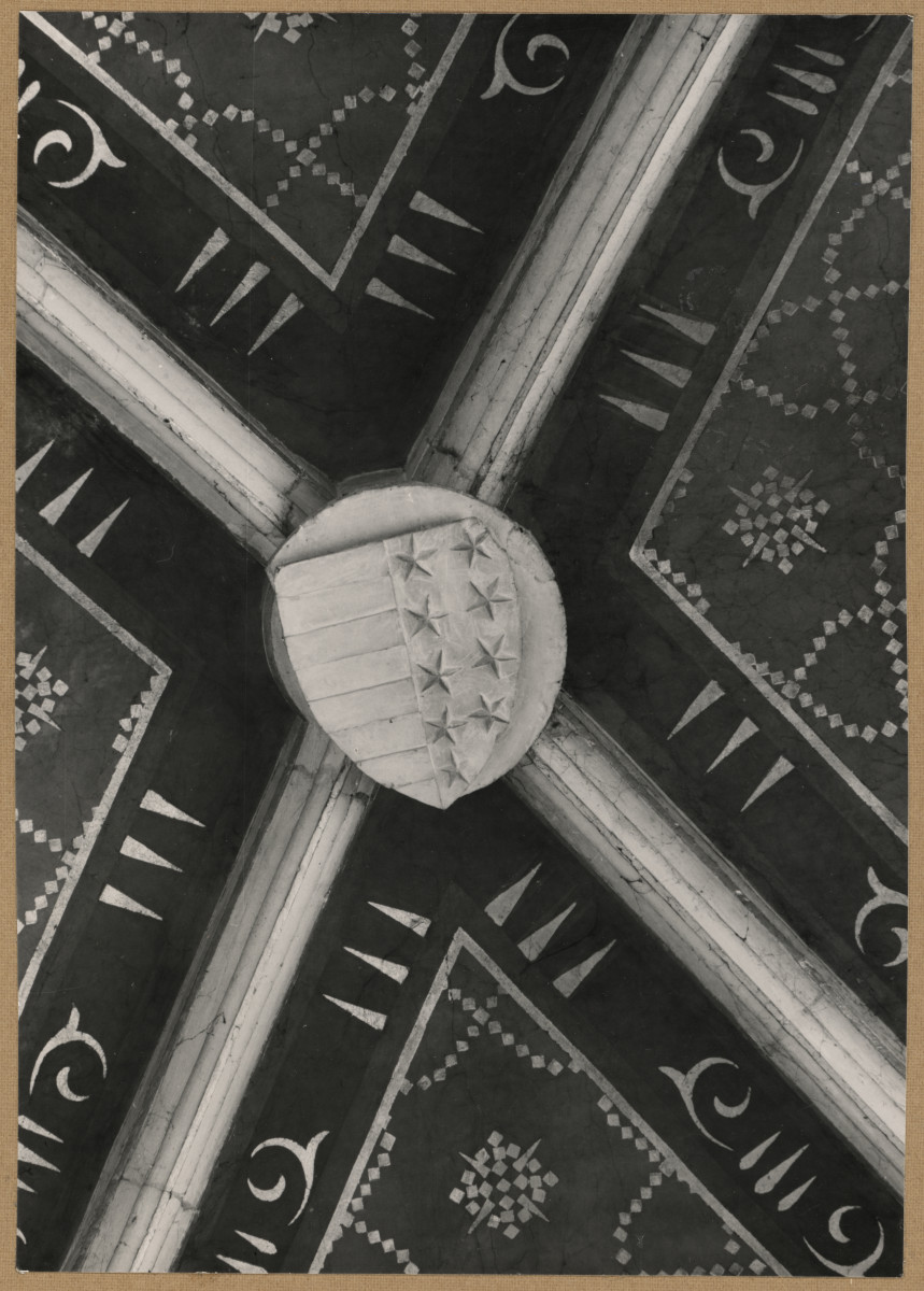  Katedra - wnętrze, widok na zwornik w nawie głównej , skan 1