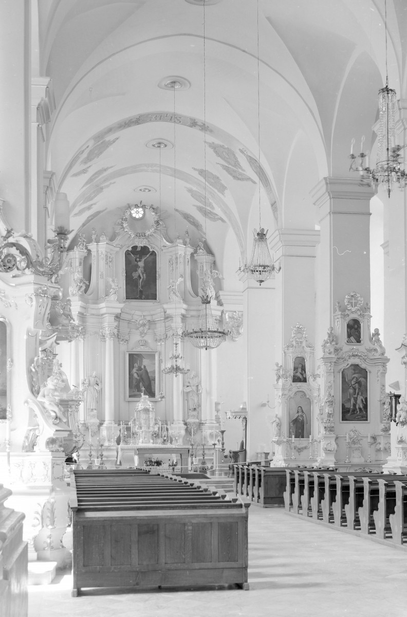 kolegiata - wnętrze: nawa główna i ołtarz główny, skan 1