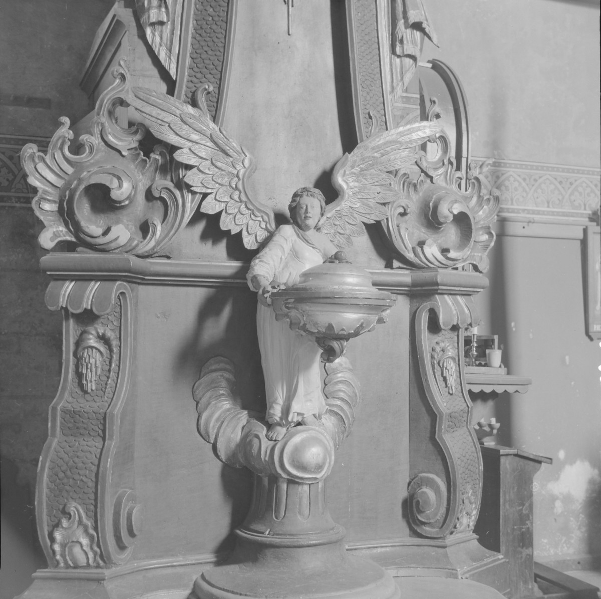 Kościół parafialny pw. św. Anny - wnętrze: chrzcielnica, skan 1