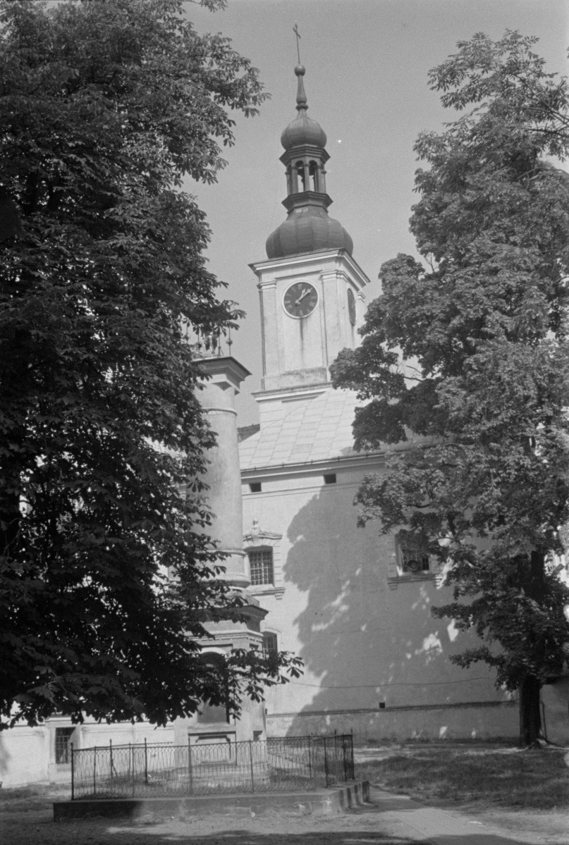 klasztor - kolumna z Chrystusem Frasobliwym i elewacja budynków, skan 1