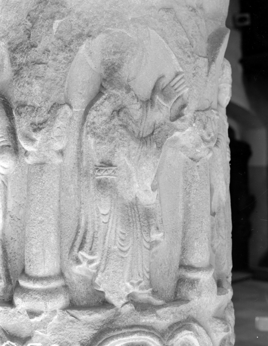 Kościół pw. Świętej Trójcy - nawa główna. Kolumna romańska. Kolumna cnót. Płaskorzeźba symbolizująca Posłuszeństwo., skan 1