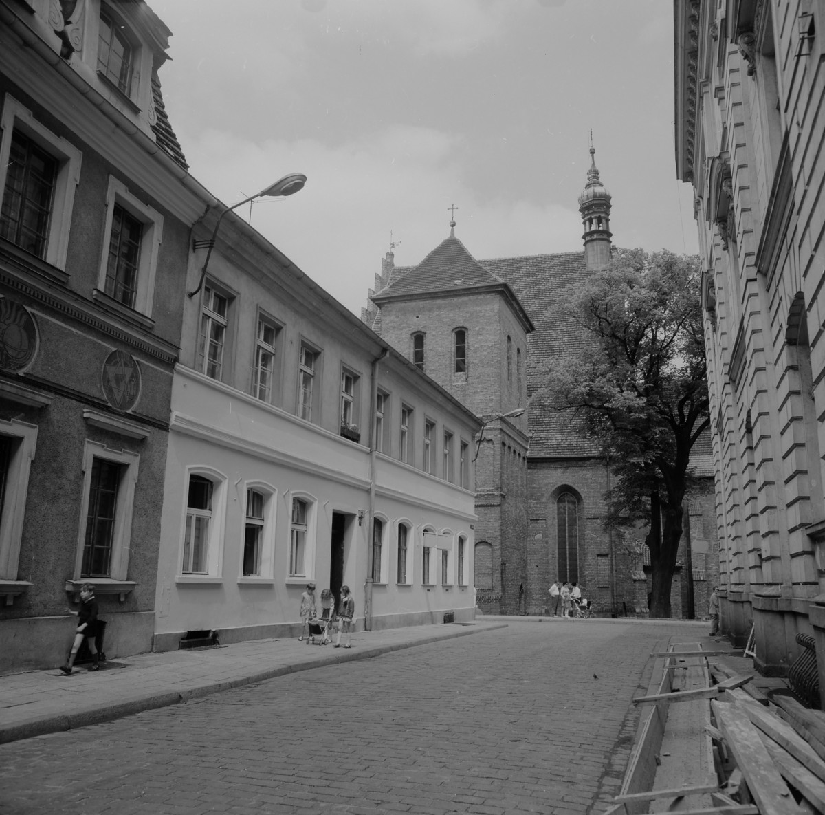 Fragmen zabudowy miejskiej, skan 1