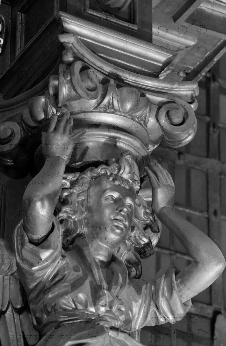 Katedra pw. Wniebowzięcia Najświętszej Marii Panny - wnętrze - kaplica W. Gembickiego  (Niepokokalanego poczęcia Najświętszej Marii Panny), ściana wschodnia, ołtarz, konsola od strony południowej - głowica, skan 1