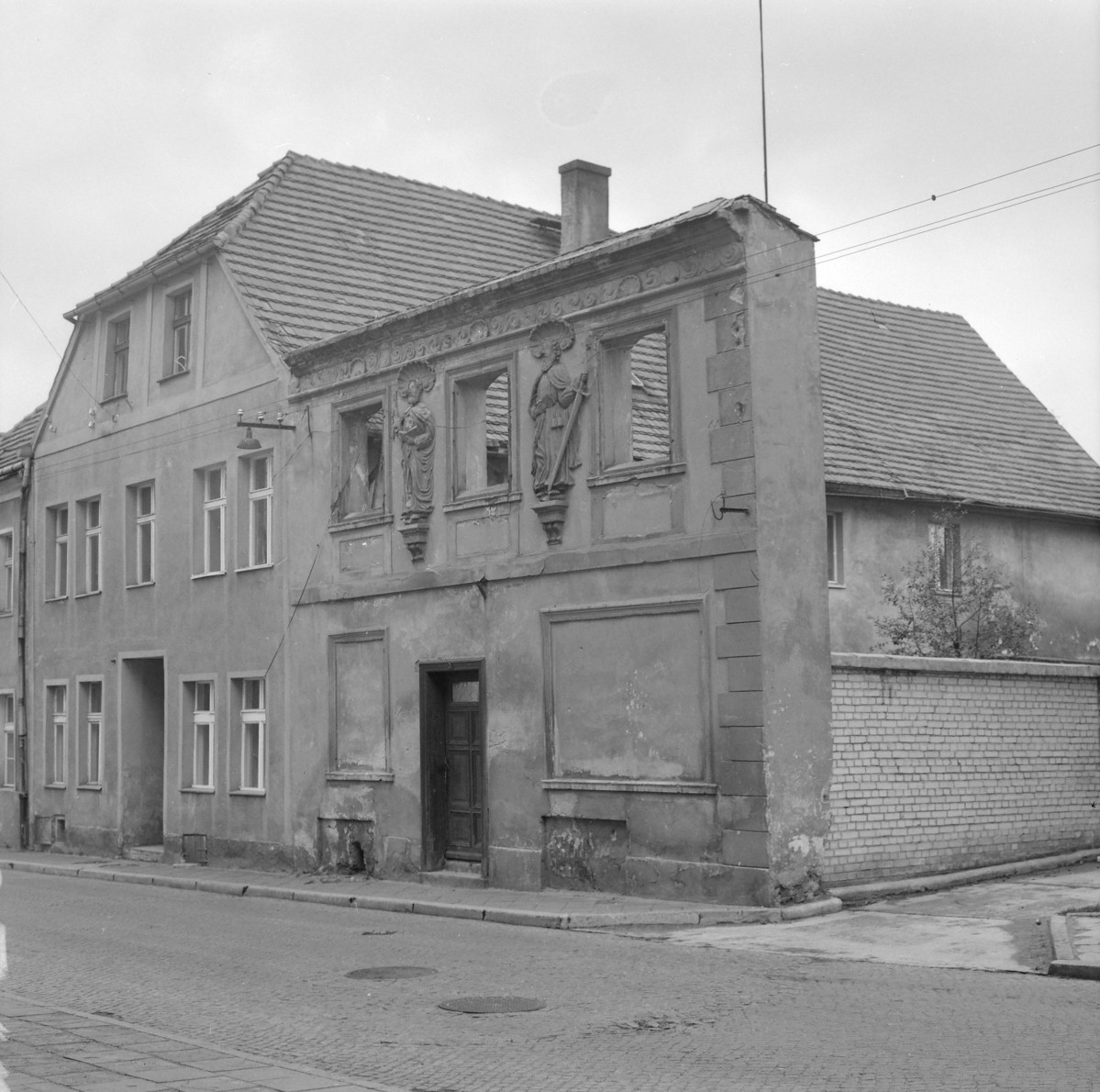 Zabudowa miejska, kamienica. Elewacja frontowa z dekorem., skan 1
