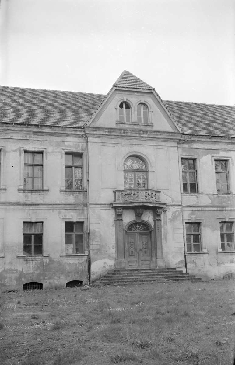 Pałac - portal główny. , skan 1