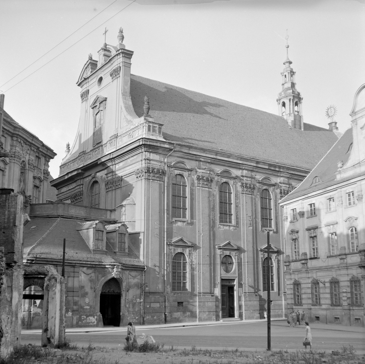 kościół klasztorny jezuitów pw. Imienia Jezus (niegdyś  pw. św. Macieja) - widok na elewację frontowa i boczna, skan 1