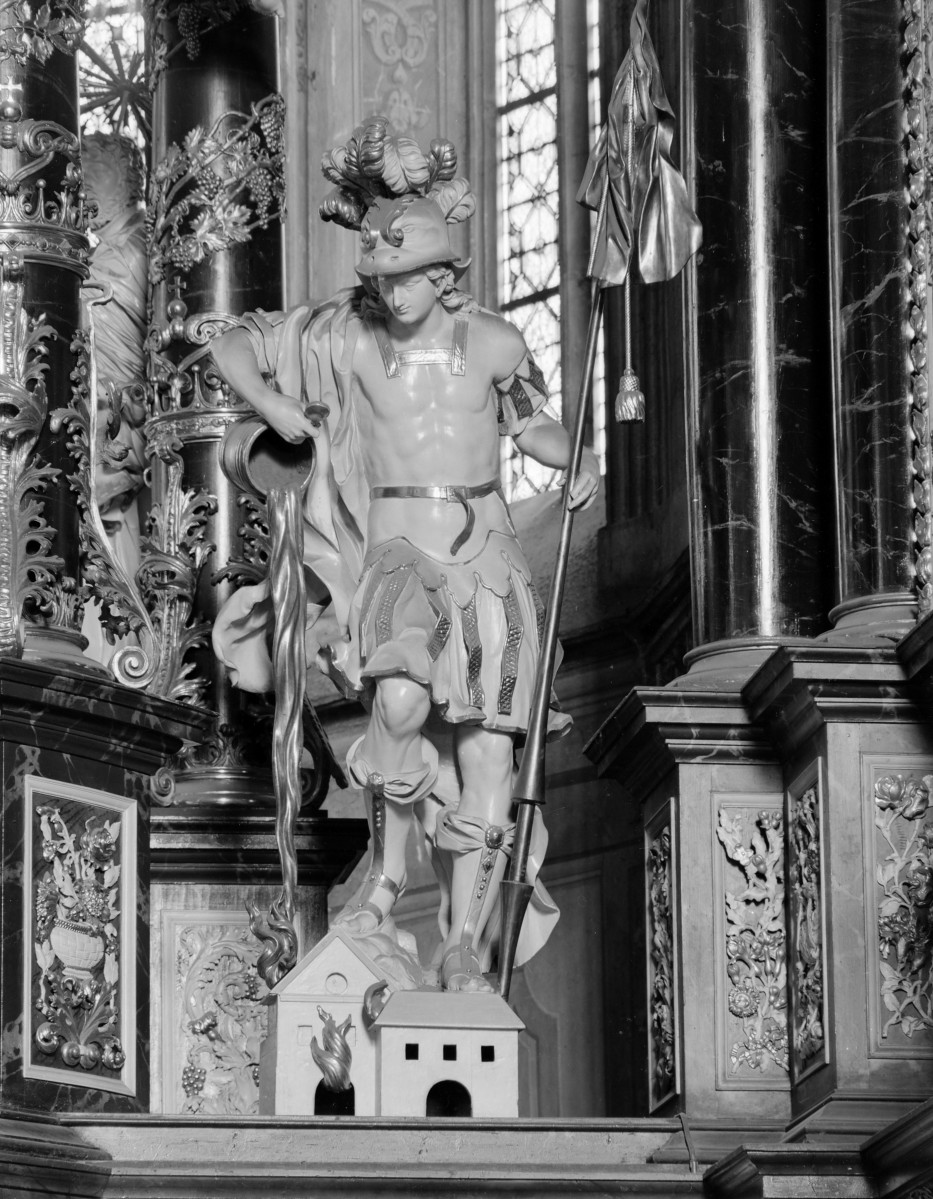 katedra św. Stanisława i św. Wacława - wnętrze, ołtarz główny, figura św. Floriana, skan 1