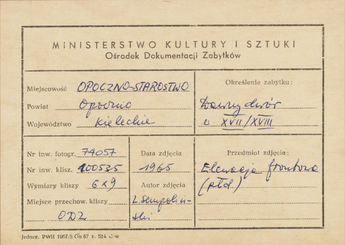 Zespół dworski - dwór, widok ogólny od frontu - metryczka

 , skan 1