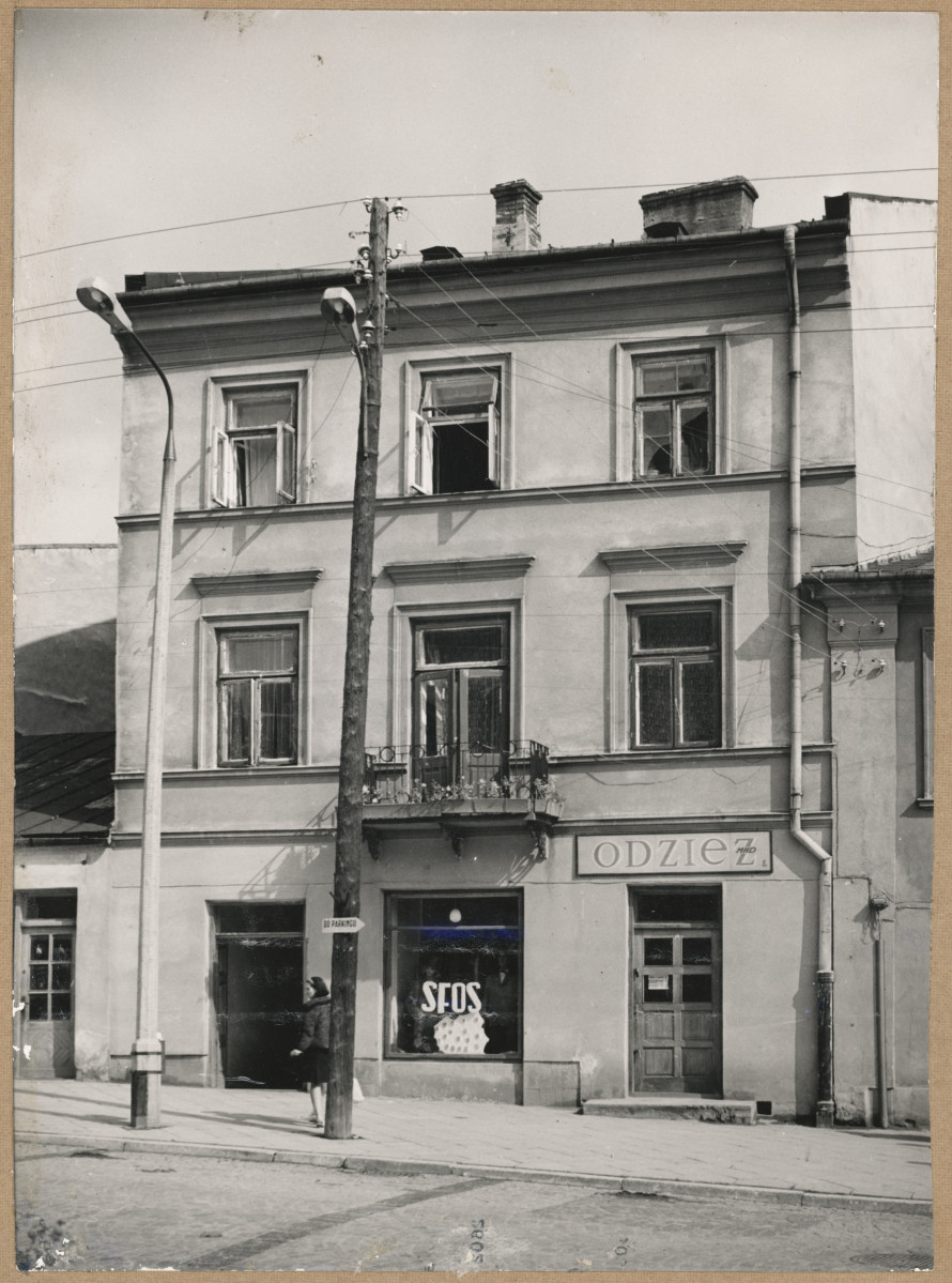 Rynek - kamienica nr 20, widok elewacji frontowej, skan 1