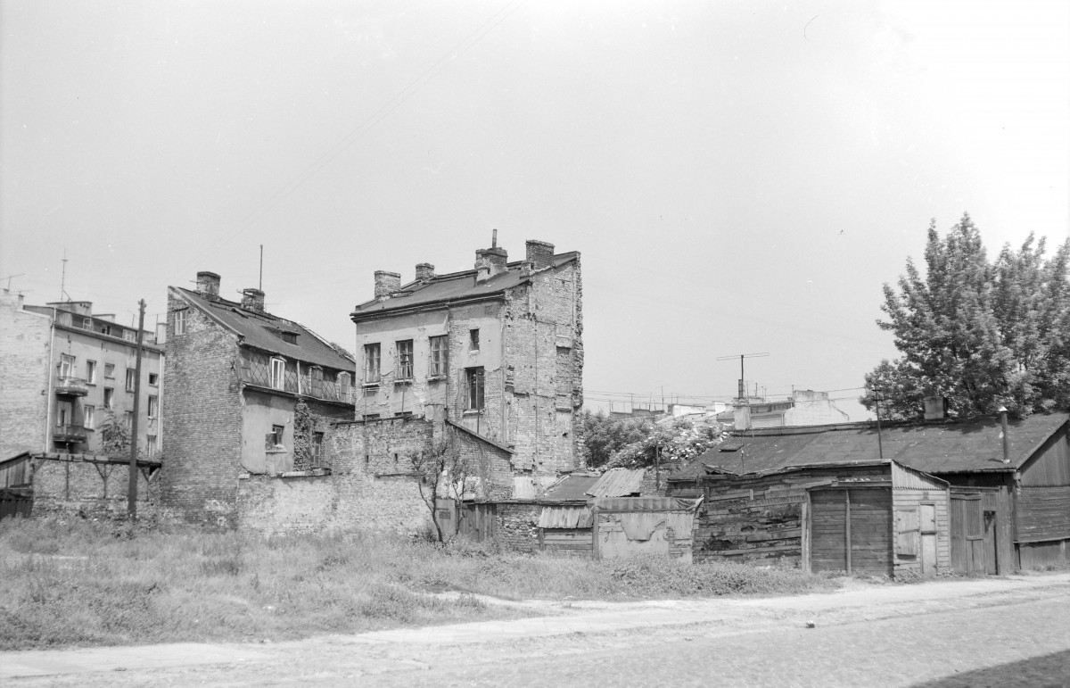 drewniane komórki - w głębi stara zabudowa murowana, skan 1