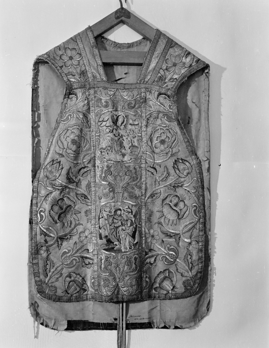 klasztor Benedyktynek - zbiory - ornat barokowy /przód/, skan 1