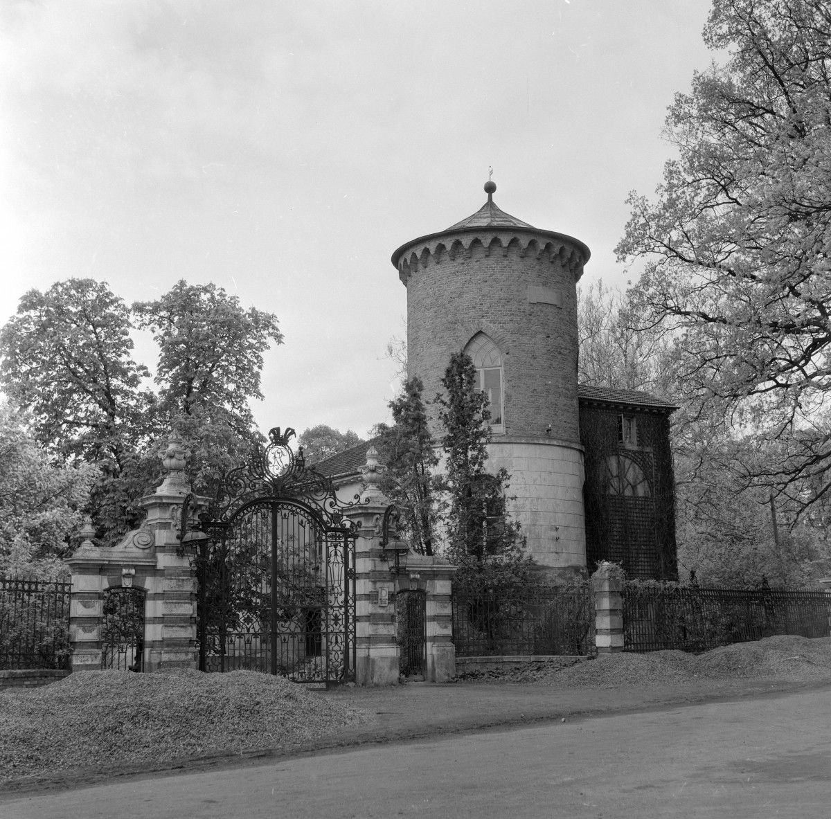 pałac, zameczek romantyczny  - elewacja, skan 1