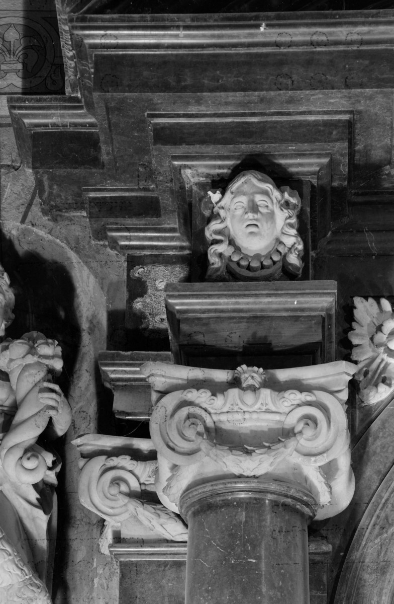 Katedra pw. Wniebowzięcia Najświętszej Marii Panny - wnętrze - kaplica W. Gembickiego (Niepokokalanego poczęcia Najświętszej Marii Panny), ściana południowa, nagrobek W. Gembickiego - fragment od strony wschodniej - głowica kolumny z gzymsem, skan 1