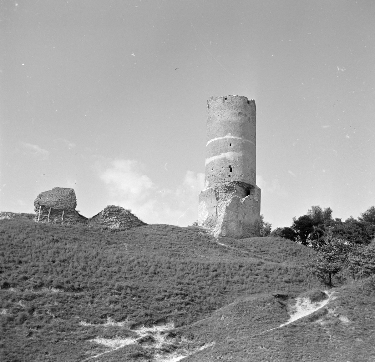 zamek - baszta i ruiny, skan 1