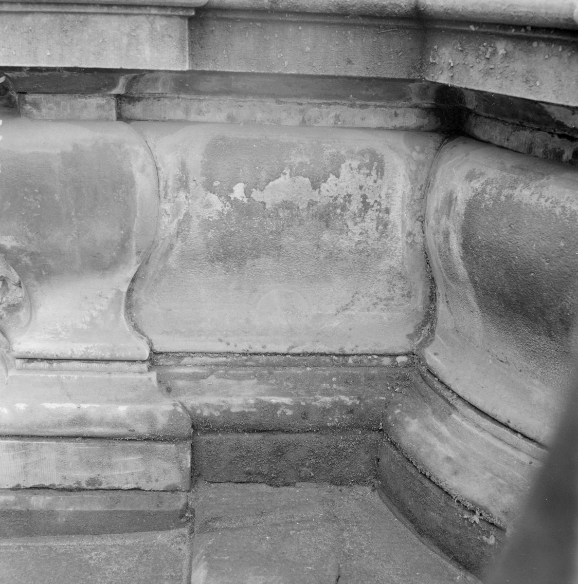 fontanna Neptuna - fragment podstawy, skan 1