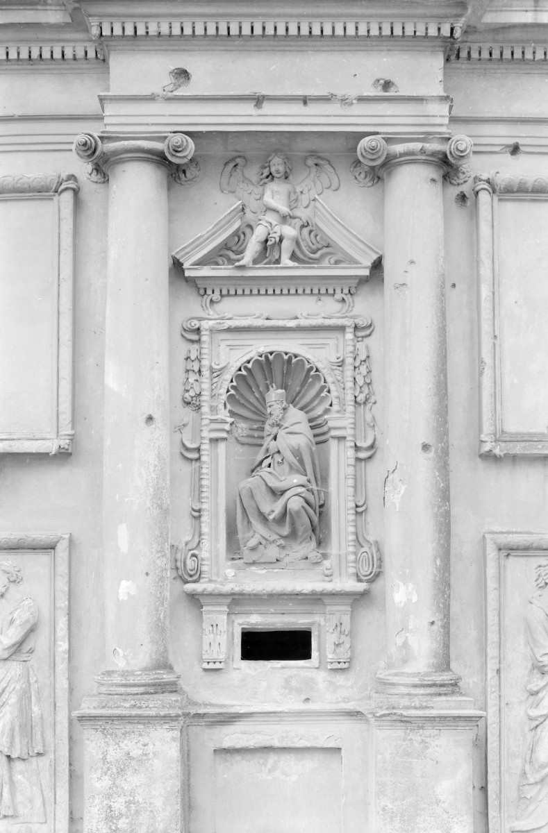 domek Loretański 1634-38 - elewacja północna, terrakotowa figura Aarona w niszy, skan 1