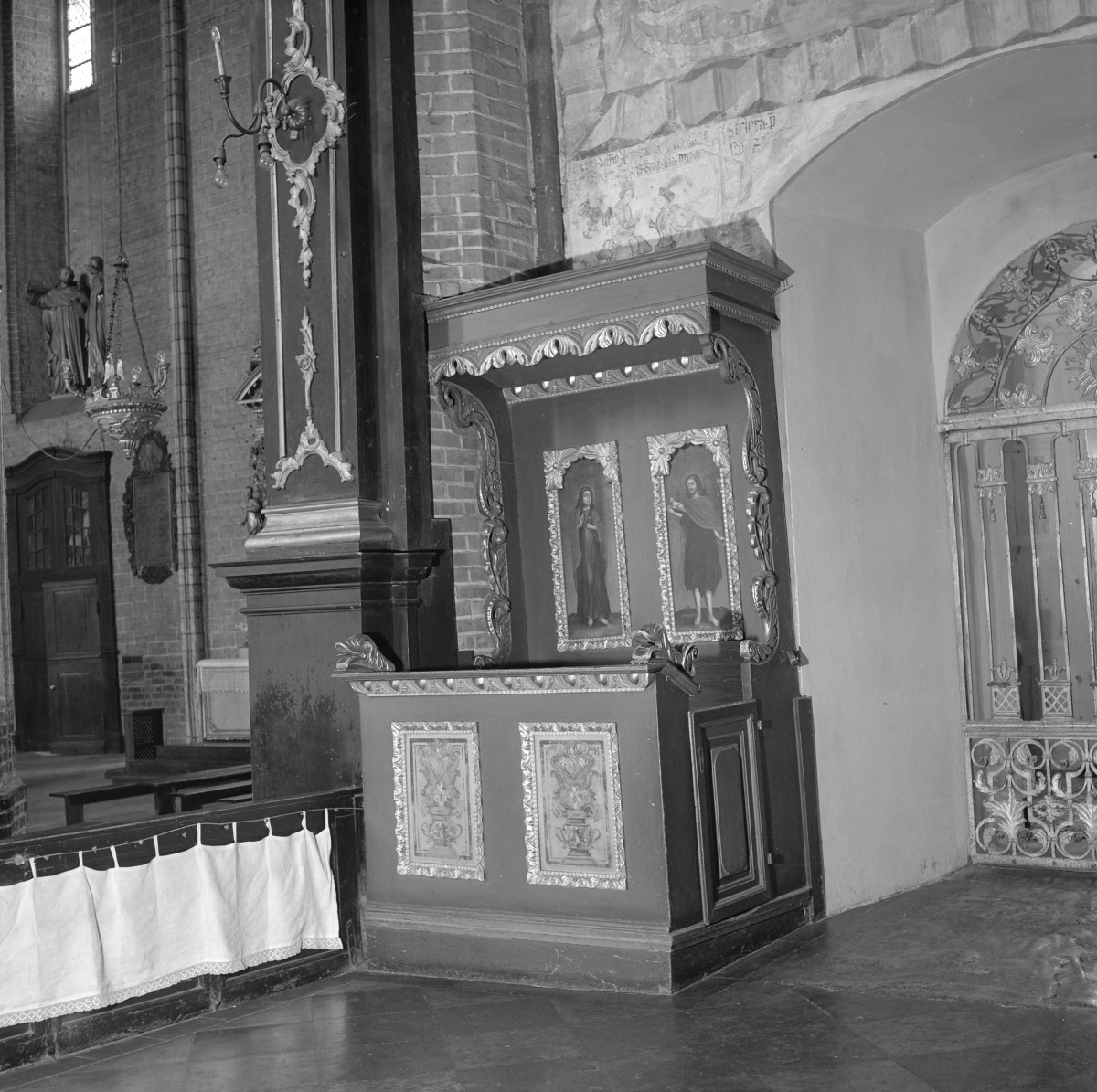 kościół pw. Wniebowzięcia Najświętszej Maryi Panny - wnętrze - prezbiterium - stalle, skan 1