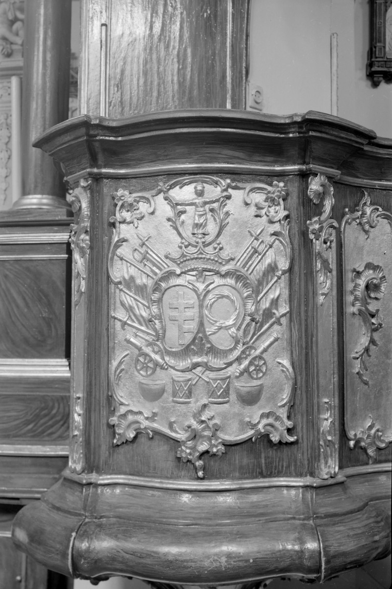 kościół pw. św. Jana Chrzciciela - wnętrze - ambona - kartusz herbowy, skan 1