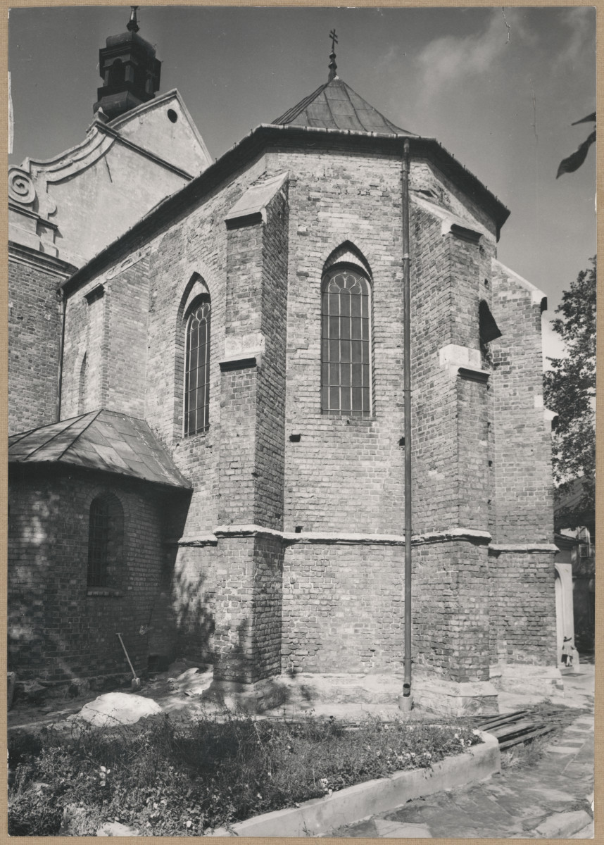 Zespół kościelno-szpitalny św. Ducha - widok na prezbiterium kościoła od strony płd. - wsch., skan 1